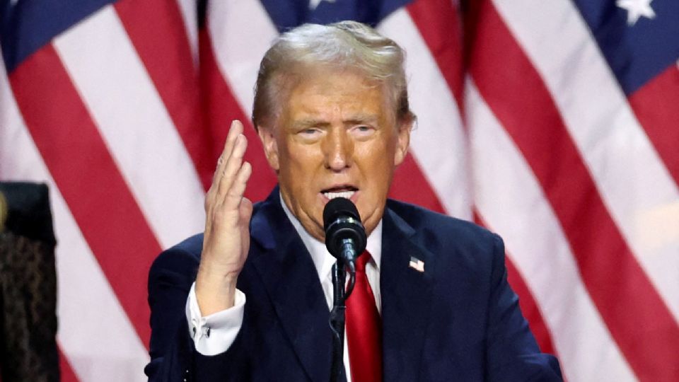 El candidato presidencial republicano y expresidente de Estados Unidos, Donald Trump, se dirige a sus seguidores durante su mitin para las elecciones presidenciales de Estados Unidos de 2024, en el Centro de Convenciones del Condado de Palm Beach, en West Palm Beach, Florida, EEUU. 6 de noviembre de 2024.