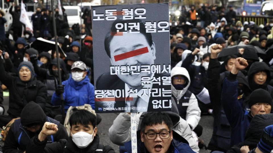 Un miembro de la Confederación Coreana de Sindicatos (KCTU) sostiene un cartel que dice 'Odio al trabajo, a los derechos humanos, no hay lugar para Yoon Sook Yeol en Corea del Sur'.