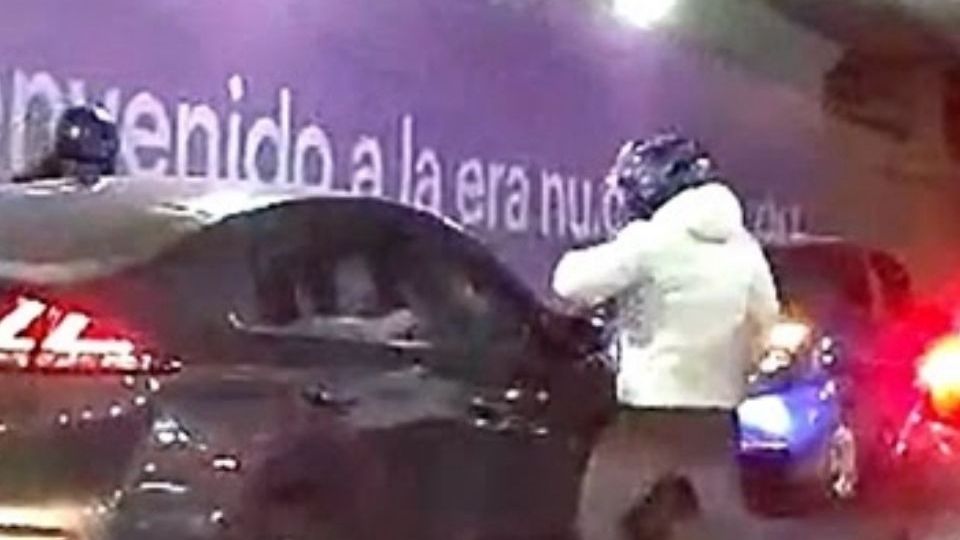 En redes sociales circularon imágenes del asalto a un automovilista en el Viaducto Miguel Alemán.