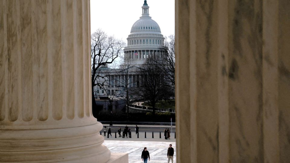 Imagen de archiv: turistas caminan cerca del Capitolio de Estados Unidos mientras el Senado vota para comenzar a trabajar en un proyecto de ley que incluye ayuda para Ucrania, Israel y Taiwán en Washington, Estados Unidos. 9 de febrero de 2024.