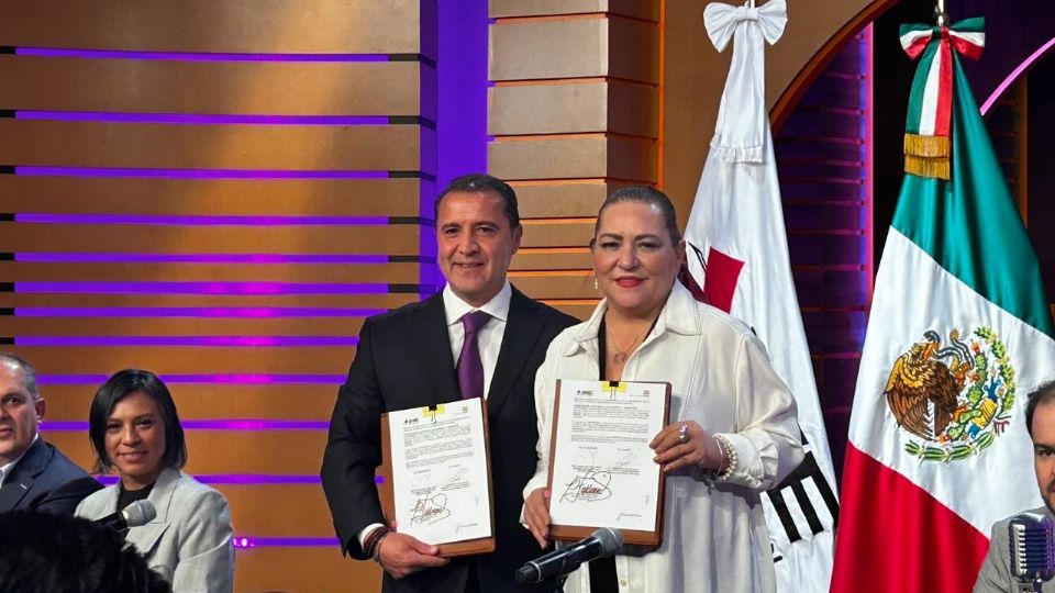 José Antonio García Herrera, presidente del Consejo Directivo de la CIRT y Guadalupe Taddei, presidenta del INE, durante la firma del convenio.