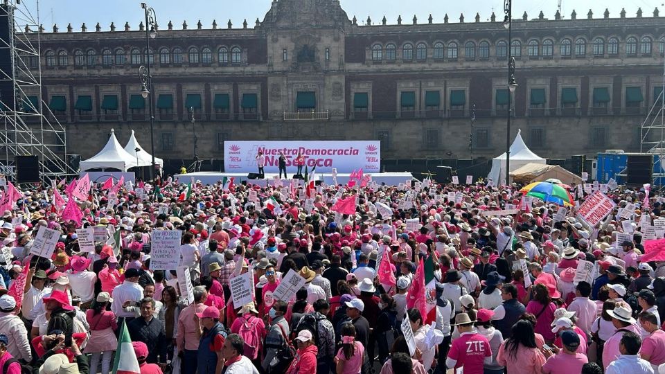 Lorenzo Córdova fue el único orador en la Marcha en defensa de nuestra democracia.