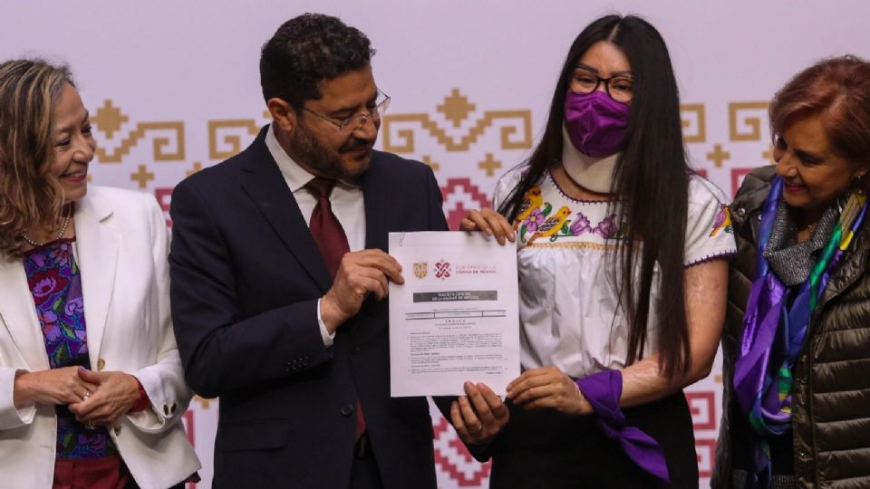La Saxofonista Malena Ríos, encabezó junto con el jefe de Gobierno de la Ciudad Martí Batres Guadarrama la presentación del la Ley Malena.