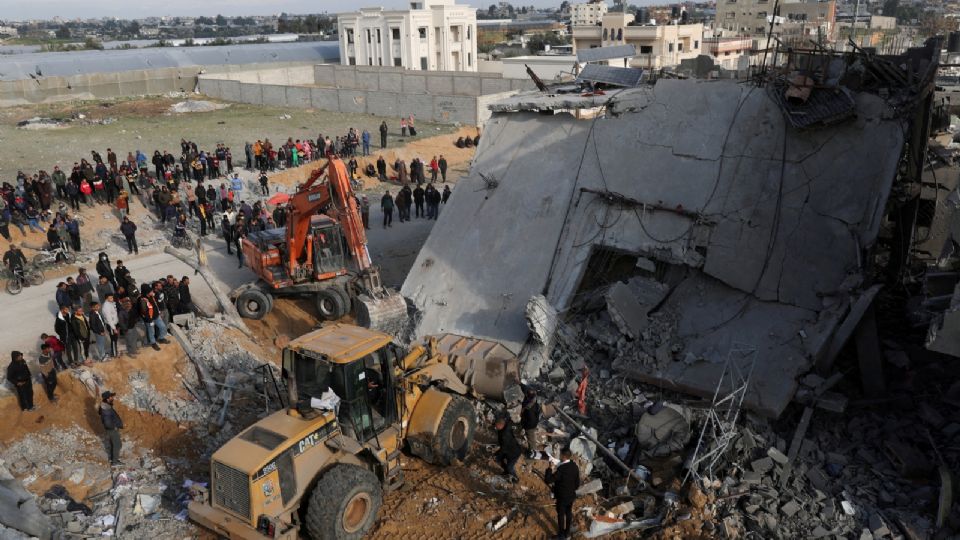 FOTO DE ARCHIVO: Palestinos inspeccionan una casa afectada por un ataque israelí en Ráfah, en el sur de la Franja de Gaza, el 16 de febrero de 2024.