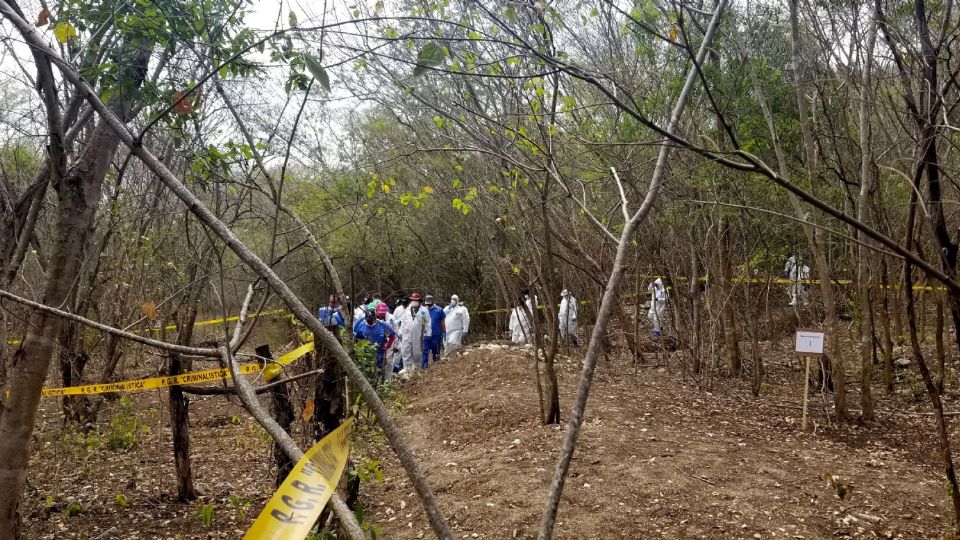 Fotografía de archivo de familiares de desaparecidos que trabajan en la exhumación de fosas clandestinas en México.