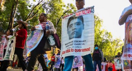 Instalan plantón padres y madres de Ayotzinapa frente a Palacio Nacional