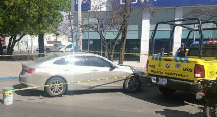 Policía de Monterrey recupera auto robado, traía placas colgadas