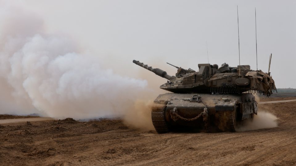 Foto de archivo: un tanque israelí regresa del sur de la Franja de Gaza, en el sur de Israel. 26 de febrero de 2024.
