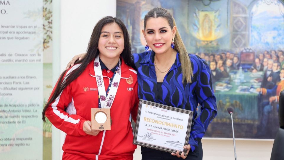 Evelyn Salgado entrega el Premio Estatal del Deporte 2023 a 5 jóvenes guerrerenses.