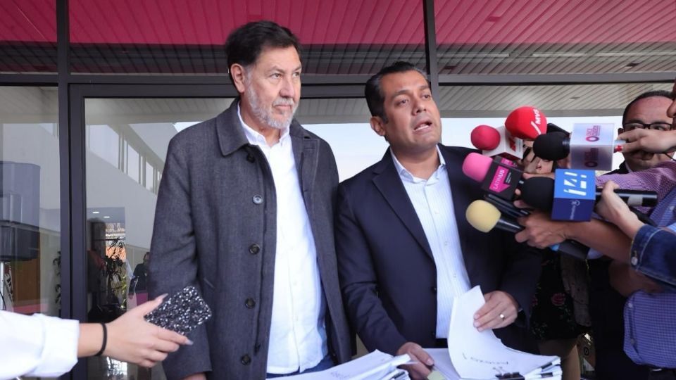 Representantes del PT y Morena ante el INE, Gerardo Fernández y Sergio Gutiérrez, en rueda de prensa.