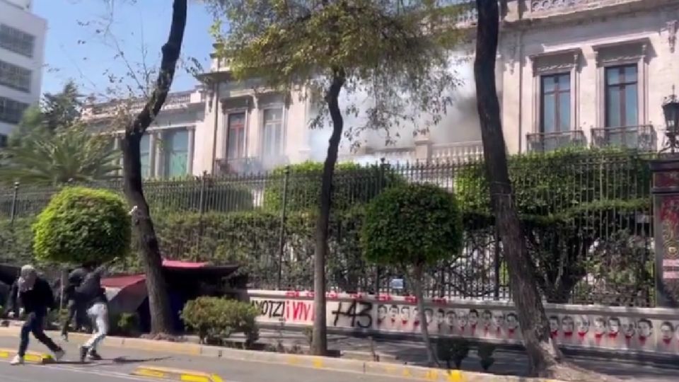 Encapuchados lanzaron petardos a la sede de la Secretaría de Gobernación.