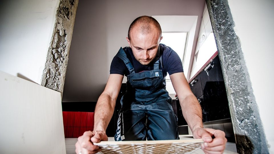 Un trabajador labora en la construcción.