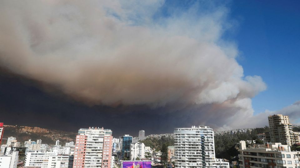 El humo de los incendios forestales cubre el cielo en Viña del Mar, Chile.