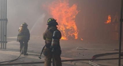 Se incendia fábrica de plásticos en San Nicolás; desalojan a vecinos