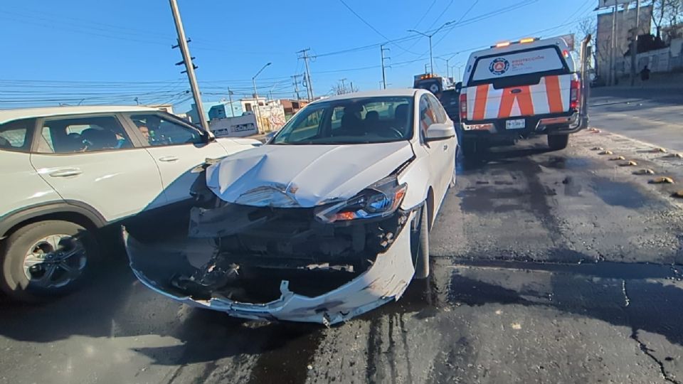 Una mujer perdió el control de su vehículo y se estrelló contra un muro de concreto.