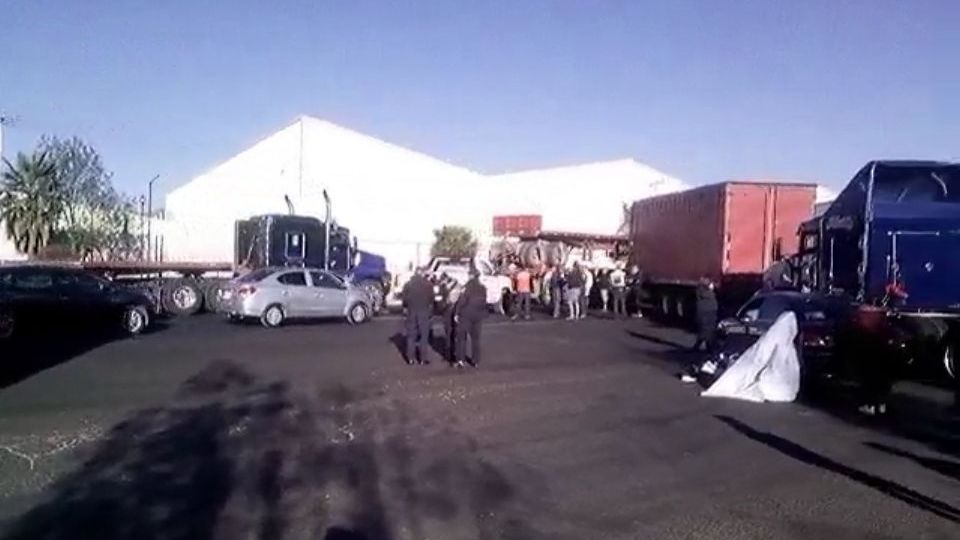 Transportistas bloquean carriles de autopista en Querétaro.