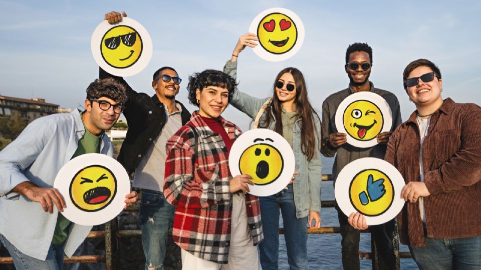 Grupo de amigos sosteniendo discos con emojis / Ilustración