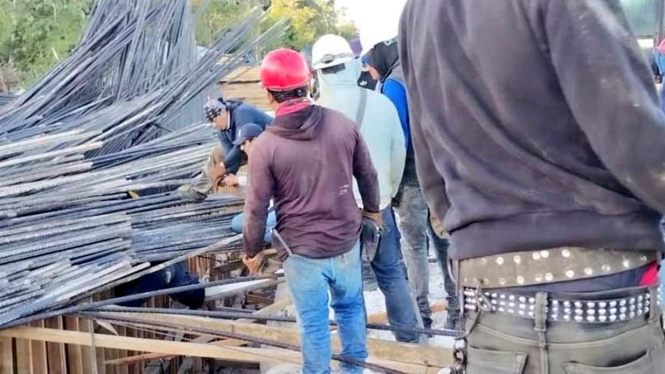 Un estructura de las obras del tramo del Tren Maya en el sur de Quintana Roo colapso y cayó sobre dos trabajadores.
