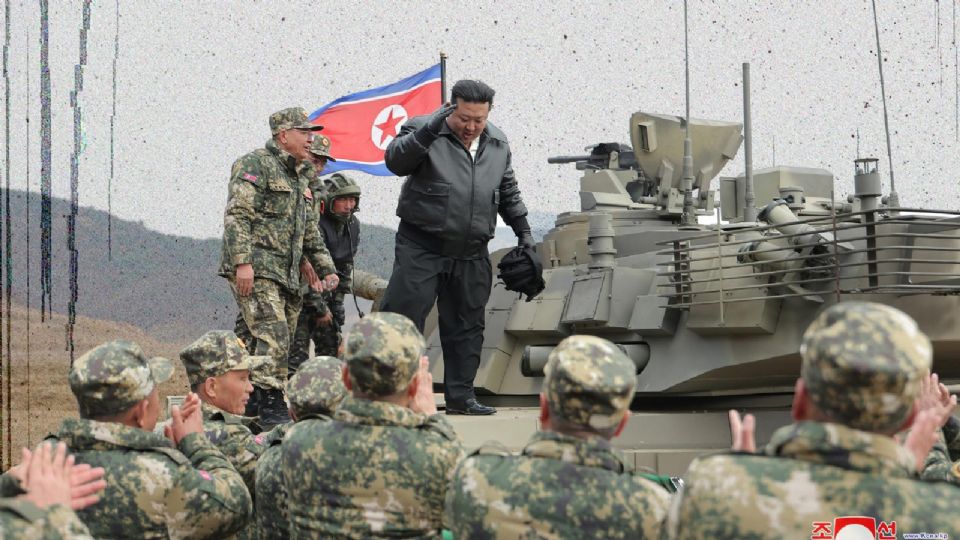 Durante el evento, Kim Jong-un, expresó su satisfacción por el rendimiento del nuevo vehículo blindado