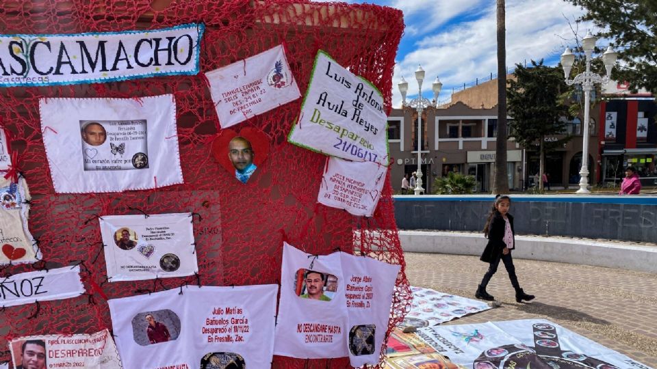 Colectivos de familiares de desaparecidos en Zacatecas en compañía de Sangre de mi Sangre realizaron una actividad de tejido en el Jardín Obelisco.