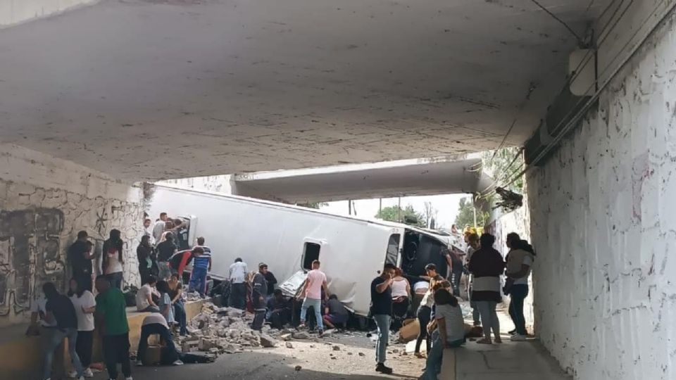 Autobús de pasajeros vuelca en la carretera México-Pirámides; hay tres muertos y varios heridos