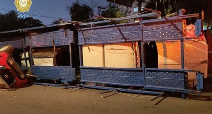 Vuelca tráiler nodriza con siete camionetas nuevas en alcaldía Tlalpan