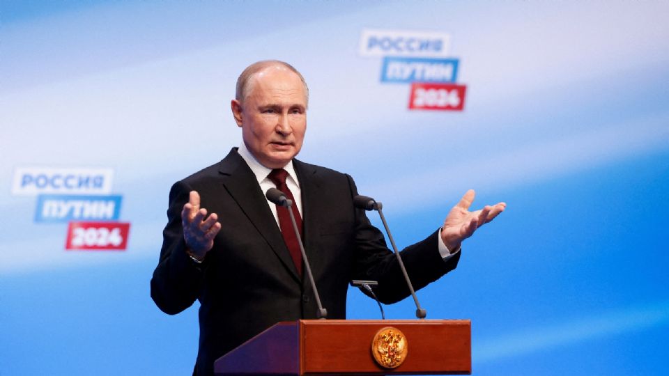 Vladimir Putin habla en el cuartel general de su campaña electoral en Moscú, Rusia. 17 de marzo de 2024.