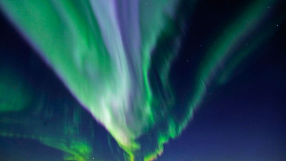 Las luces del norte iluminan el cielo oscuro sobre Tromso, Noruega, 02 de noviembre de 2022.