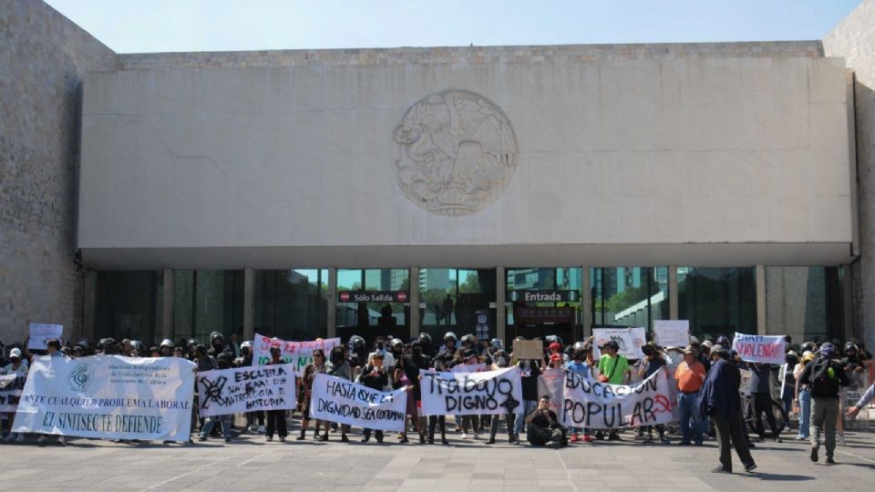 Estudiantes, profesores y trabajadores de la ENAH intentaron tomar este día las instalaciones del Museo Nacional de Antropología para exigir recursos para realizar actividades académicas