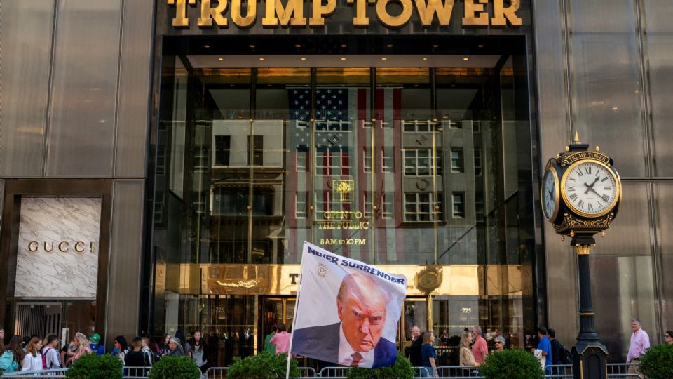 Foto de archivo: Una bandera con la imagen de Donald Trump es colocada en la Torre Trump, el 1 de octubre de 2023.