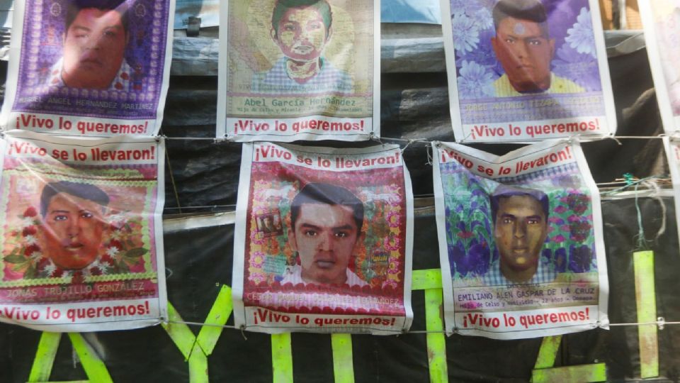 Plantón de los padres, amigos y familiares de los normalistas desaparecidos de la rural de Ayotzinapa en Guerrero, en las afueras de la extinta PGR.