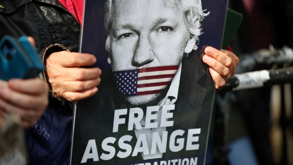Una simpatizante del fundador de WikiLeaks, Julian Assange, sostiene una pancarta en su defensa.