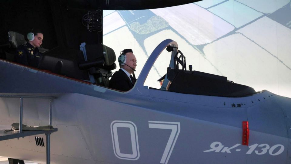El presidente ruso Vladimir Putin se sienta en la cabina de un simulador de vuelo en la Escuela Superior de Pilotos de Aviación Militar de Krasnodar.