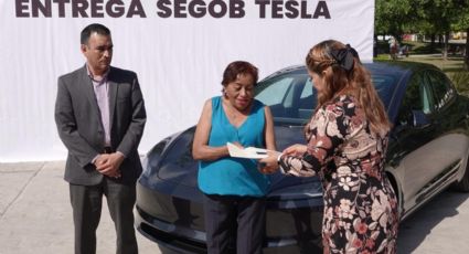 Entregan auto Tesla a mujer de Santa Catarina luego de "trabas"