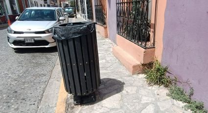 Bloquean botes de basura banquetas en Monterrey