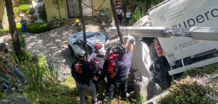 Camión de basura se queda sin frenos y cae a desnivel en San Pedro