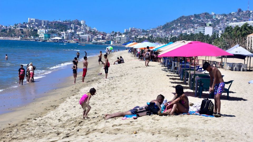 Turistas comenzaron a llegar a las playas de Acapulco.
