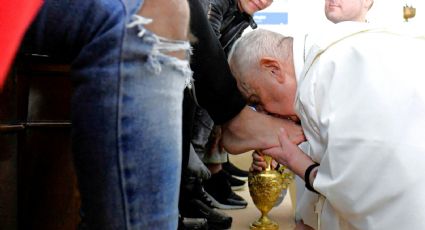 Papa Francisco desafía la tradición al lavar los pies en Jueves Santo; esto hizo | VIDEO