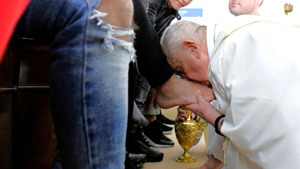 El papa Francisco besa el pie de una reclusa en la cárcel de menores de Casal del Marmo durante su visita para un servicio de lavado de pies, en Roma, Italia 6 de abril 2023.