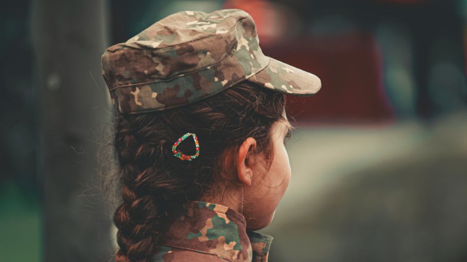 Una mujer militar.