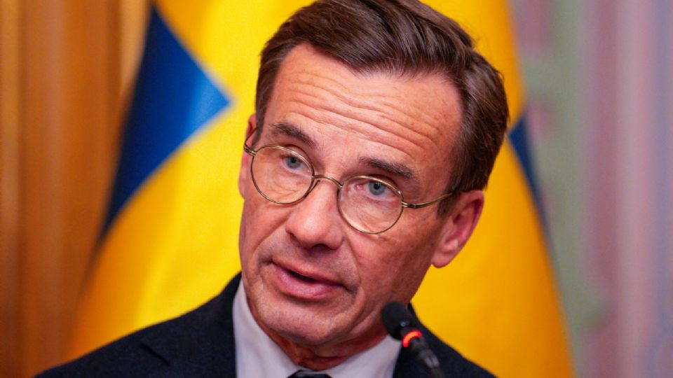 El primer ministro sueco, Ulf Kristersson, habla durante una conferencia de prensa con el primer ministro noruego, Jonas Gahr Store, en el Storting.