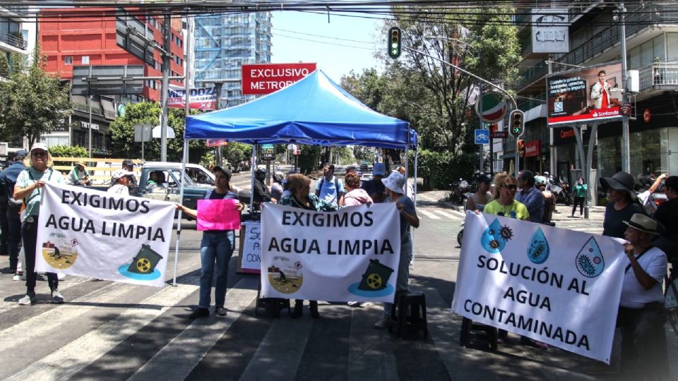 Vecinos de Benito Juárez protestan por el agua contaminada que llega a sus casas.