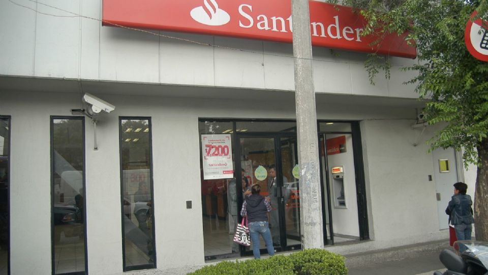 Santander presentó una denuncia por los actos vandálicos.