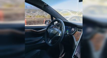 Conductor deja en piloto automático su Tesla por Constitución