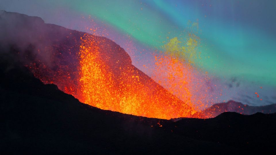 Imagen editada: Islandia se caracteriza por estos fenómenos naturales.