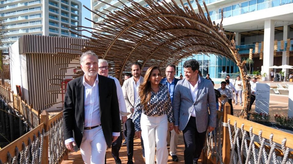 Mara Lezama corta el listón inaugural del hotel Hyatt Vivid Grand Island en Cancún.