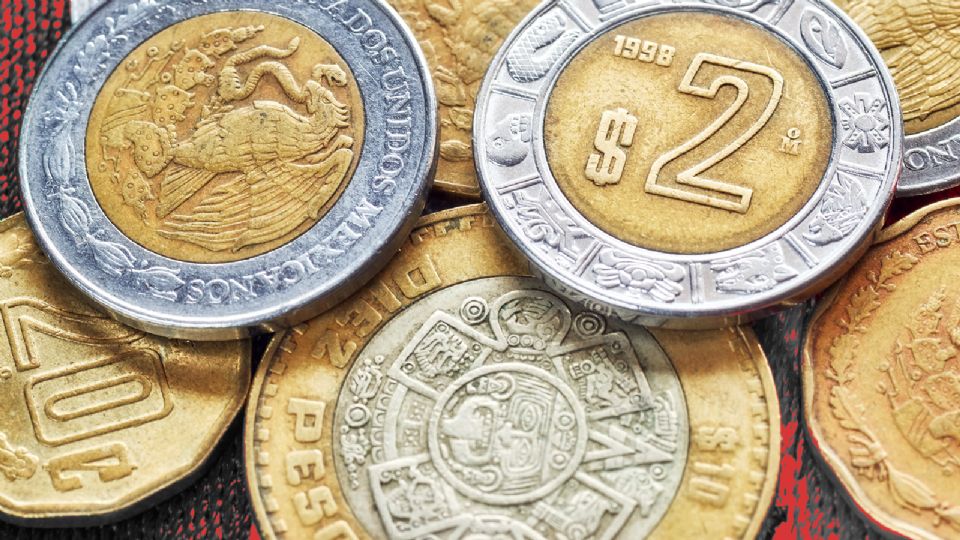 El peso mexicano pierde ligeramente frente al dólar tras elecciones.