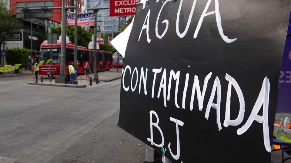 Vecinos de Benito Juárez dicen que el agua aún sale contaminada.