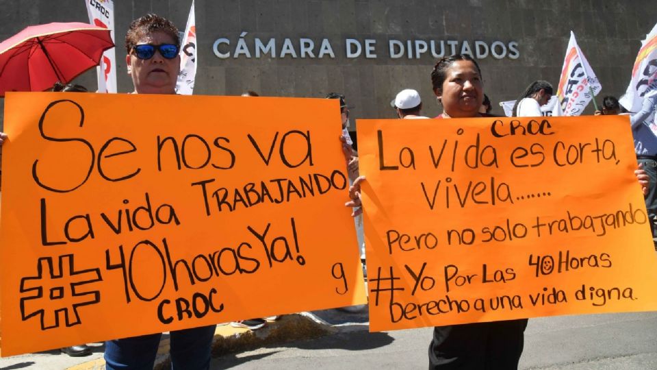 Obreros y Campesinos (CROC) se manifestaron al exterior de la Cámara de Diputados para exigir la aprobación de la reforma que reduciría la jornada laboral.