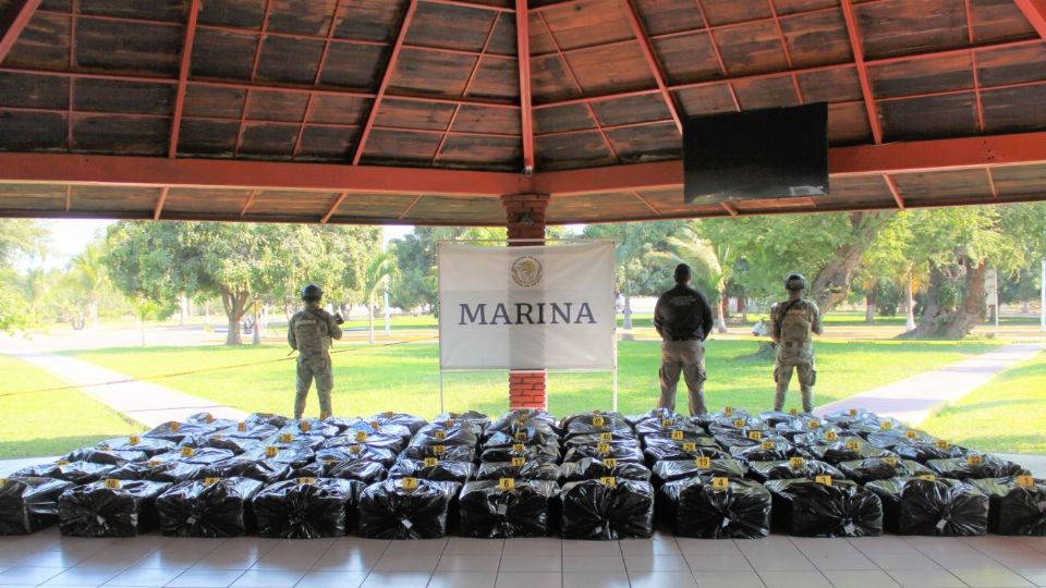 Personal de la Armada de México asegura más de tres toneladas de presunto clorhidrato de cocaína en inmediaciones del puerto de Lázaro Cárdenas, Michoacán.